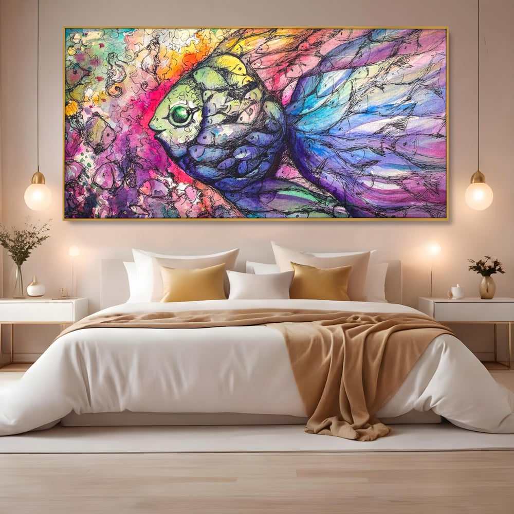 Tablou canvas cu tablou canvas cu peste mare din pesti mici, in rama de aluminiu auriu, pe perete intr-un dormitor